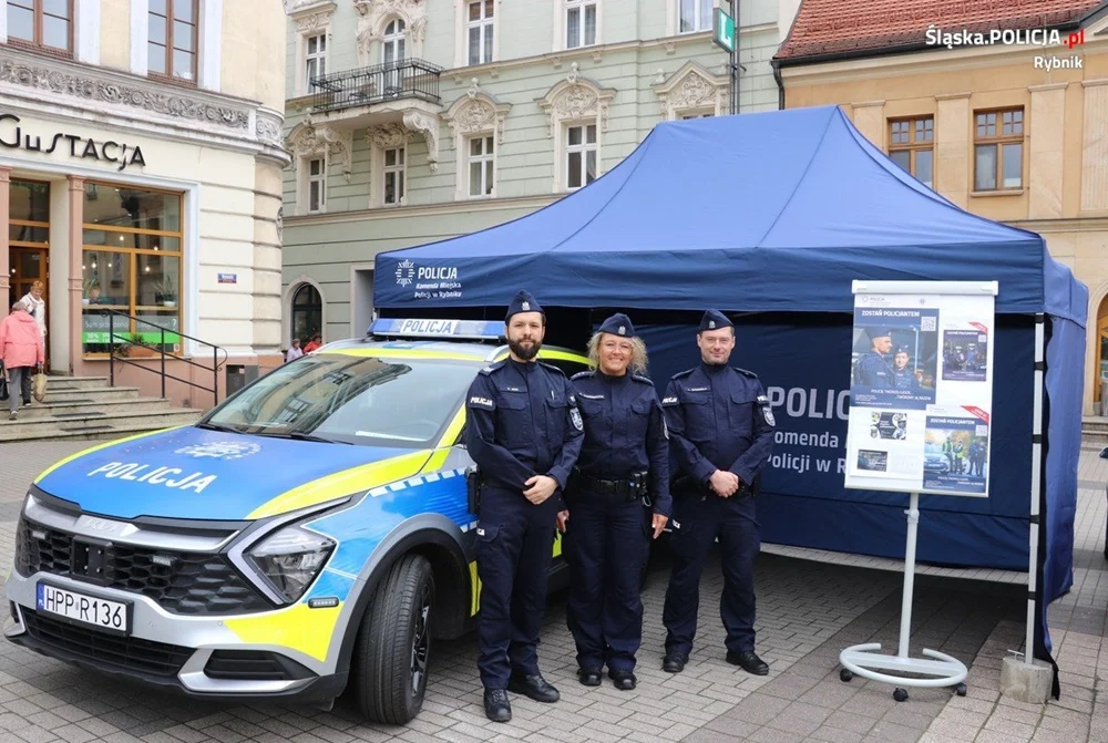 Ślubowanie klas mundurowych na rybnickim rynku. Policjanci zapraszali do swoich szeregów