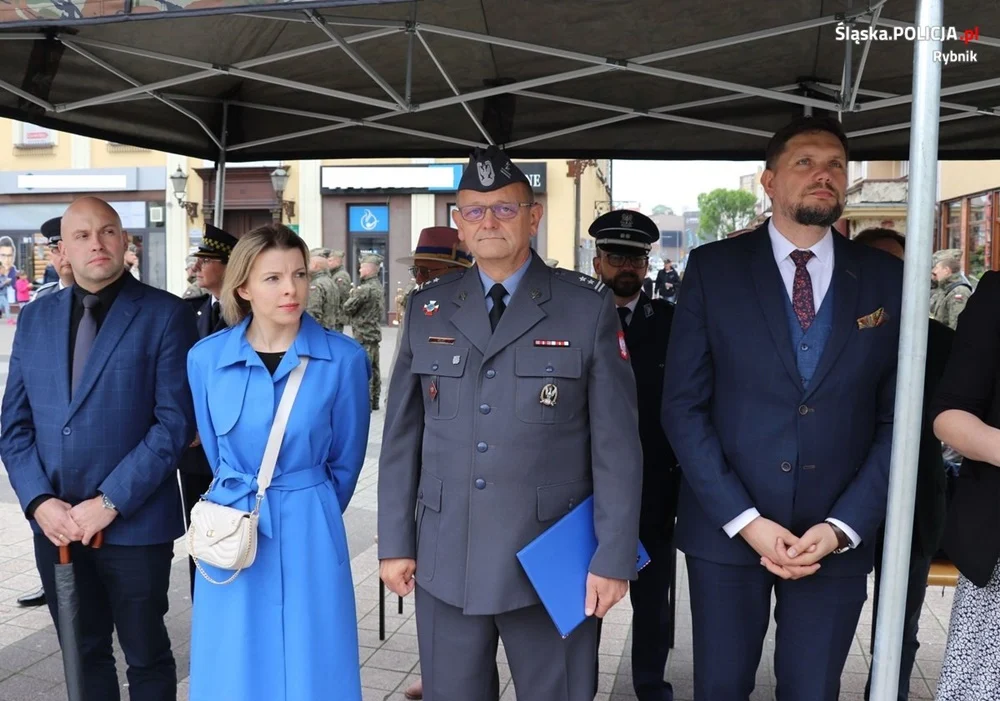 Ślubowanie klas mundurowych na rybnickim rynku. Policjanci zapraszali do swoich szeregów