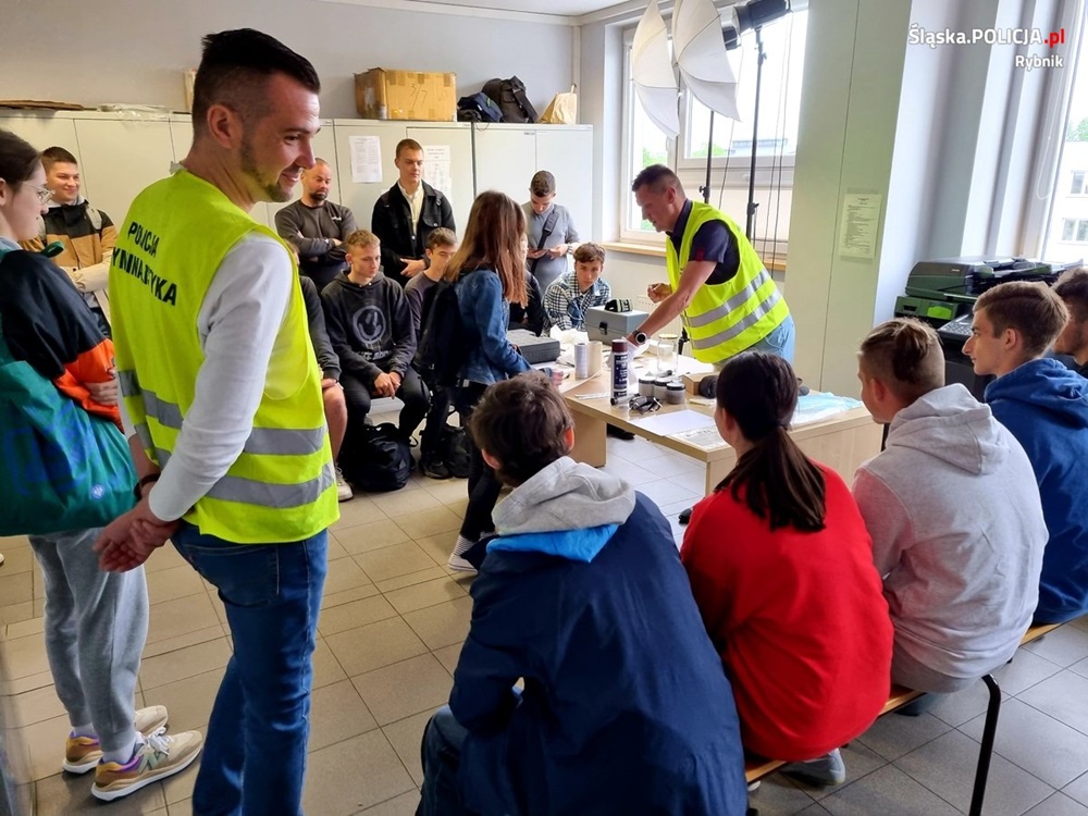 "Zostań jednym z nas". Policjanci z Rybnika zachęcali licealistów do służby
