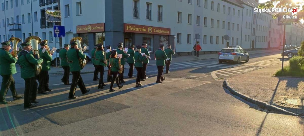 Nowa tradycja w Łabędach. Orkiestra Dęta Huty Łabędy przemaszerowała ulicami Gliwic