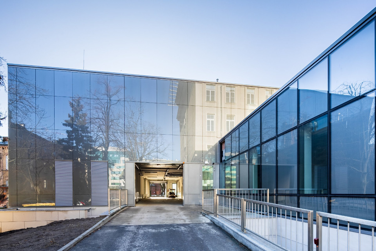 Projektowanie elewacji szklanych wentylowanych. Najważniejsze aspekty