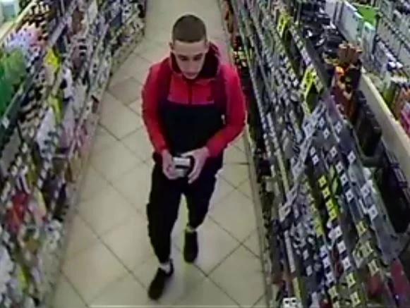 Kolejna kradzież perfum w Gliwicach. Poznajesz tego młodego mężczyznę?
