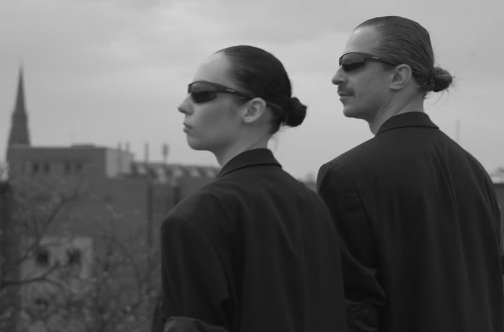 Taneczny klip artystów Teatru Rozbark z Bytomiem w tle