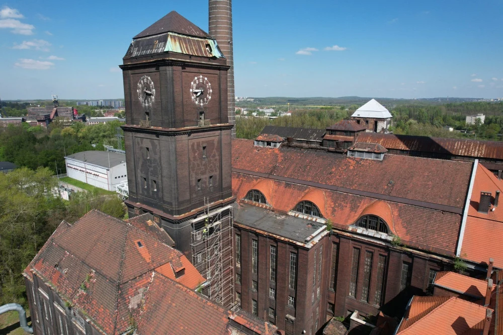 Bytom: Rusztowania przy EC Szombierki. Grupa Arche zaczyna remont wieży wodno-zegarowej