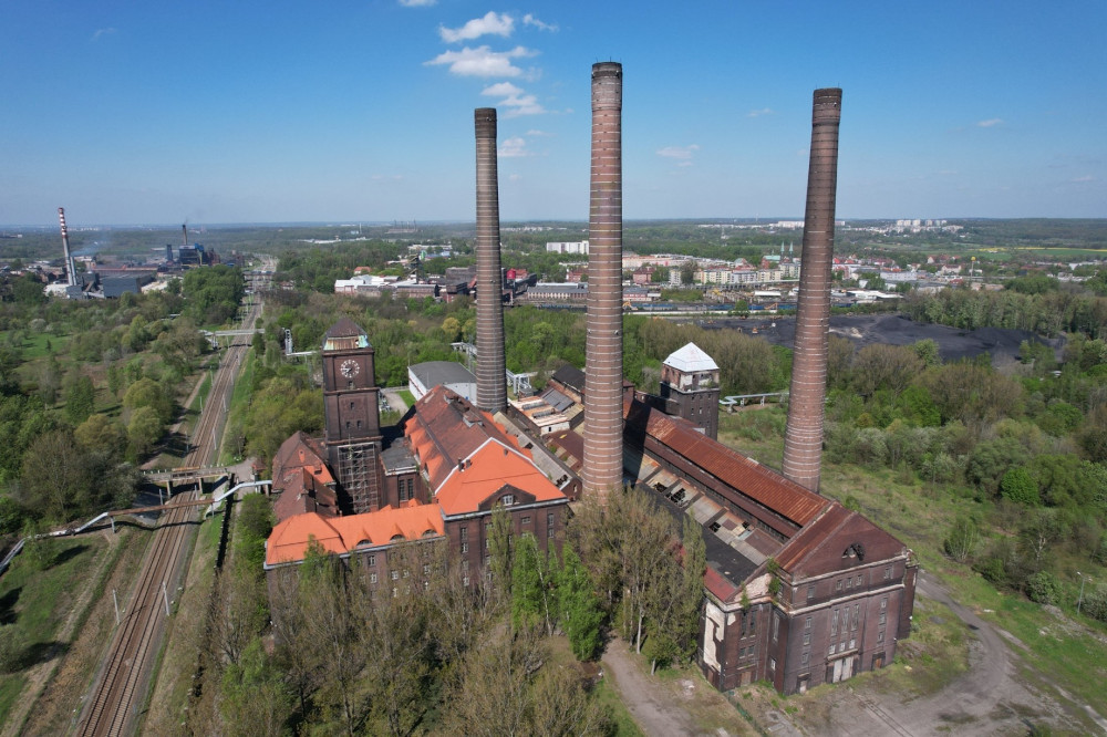 Bytom: Rusztowania przy EC Szombierki. Grupa Arche zaczyna remont wieży wodno-zegarowej