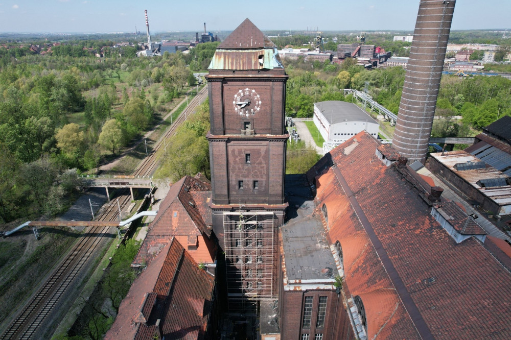 Bytom: Rusztowania przy EC Szombierki. Grupa Arche zaczyna remont wieży wodno-zegarowej