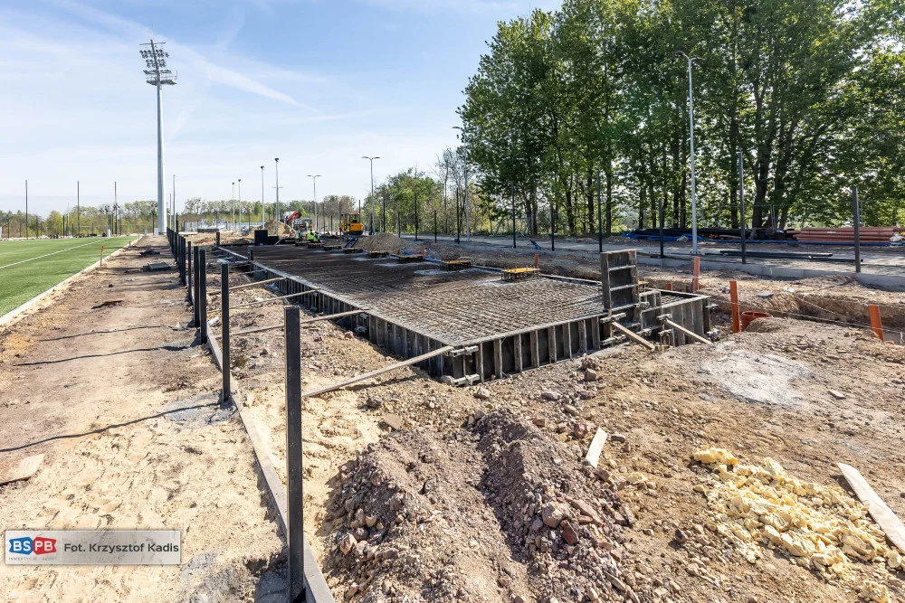 Bytom: Rozpoczął się montaż trybun na terenie nowego obiektu piłkarskiego Polonii Bytom