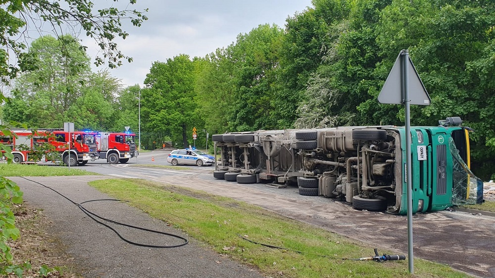 Bytom: Na ul. Celnej przewróciła się ciężarówka przewożąca odpady budowlane