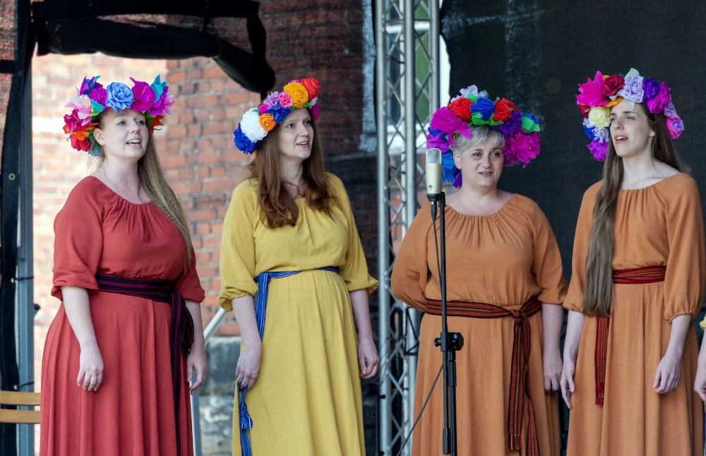 Bawili się i oddawali krew