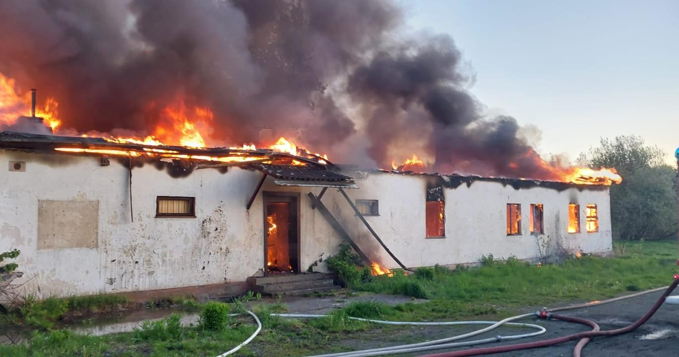 Pożar opuszczonego budynku w Sosnowcu. Zawalił się dach! [ZDJĘCIA]