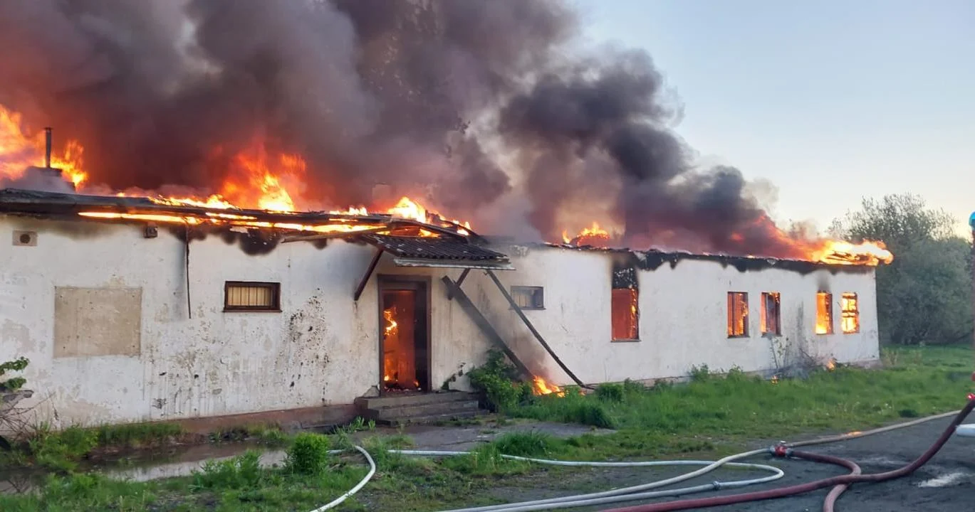 Pożar opuszczonego budynku w Sosnowcu. Zawalił się dach! [ZDJĘCIA]