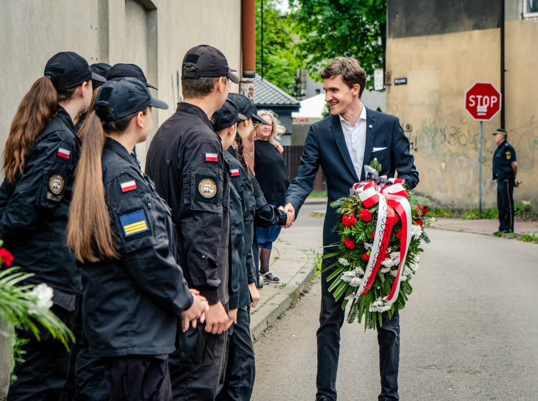 121. urodziny Jana Kiepury. Złożono kwiaty przed domem w Sosnowcu 2