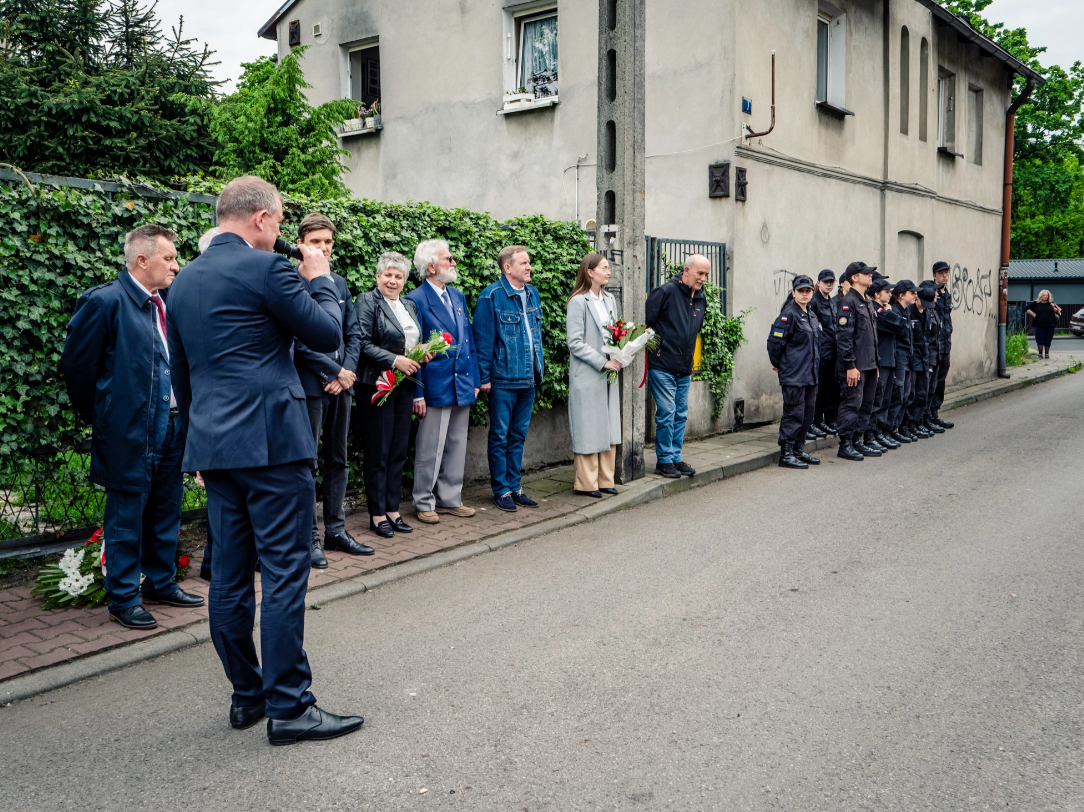 121. urodziny Jana Kiepury. Złożono kwiaty przed domem w Sosnowcu 3