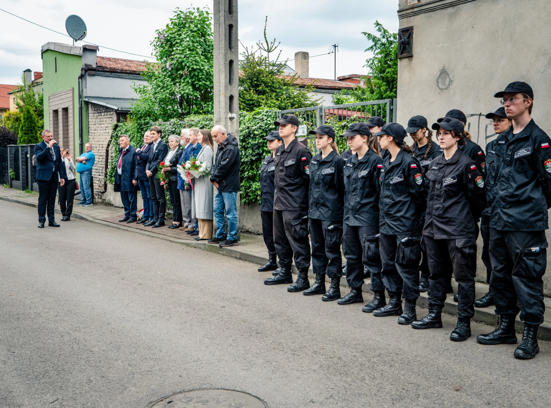 121. urodziny Jana Kiepury. Złożono kwiaty przed domem w Sosnowcu 4
