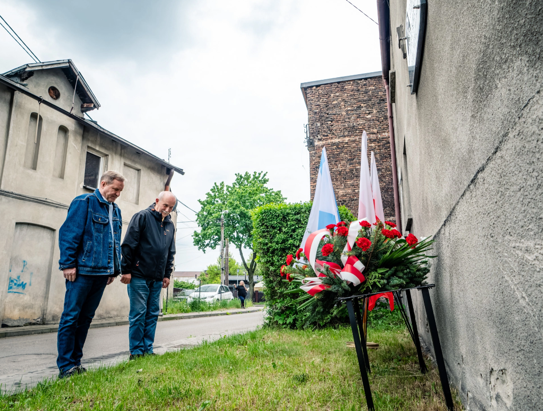 121. urodziny Jana Kiepury. Złożono kwiaty przed domem w Sosnowcu 5