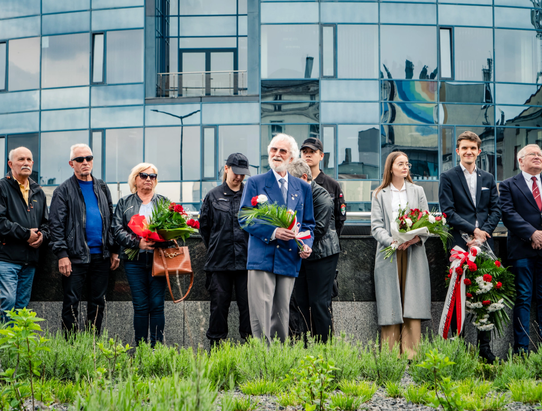 121. urodziny Jana Kiepury. Złożono kwiaty przed domem w Sosnowcu 6