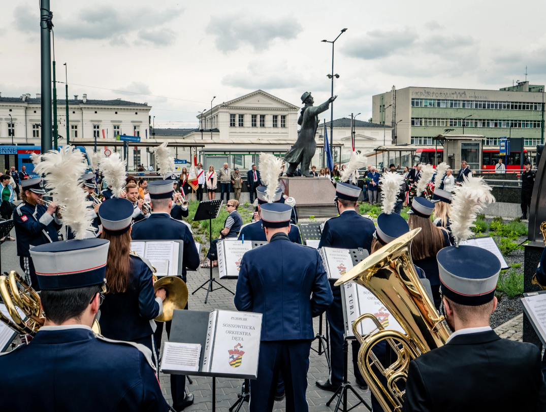 121. urodziny Jana Kiepury. Złożono kwiaty przed domem w Sosnowcu 7