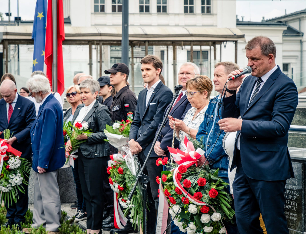 121. urodziny Jana Kiepury. Złożono kwiaty przed domem w Sosnowcu 9