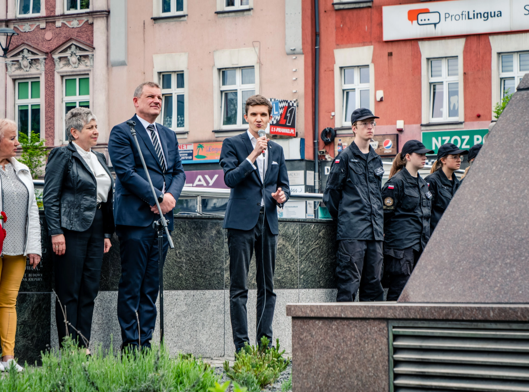 121. urodziny Jana Kiepury. Złożono kwiaty przed domem w Sosnowcu 10
