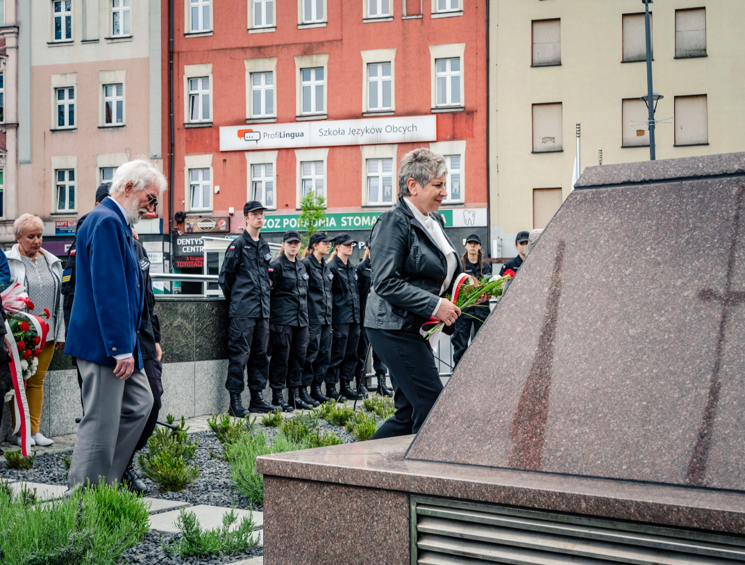 121. urodziny Jana Kiepury. Złożono kwiaty przed domem w Sosnowcu 11