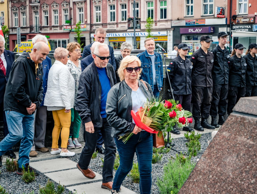 121. urodziny Jana Kiepury. Złożono kwiaty przed domem w Sosnowcu 12