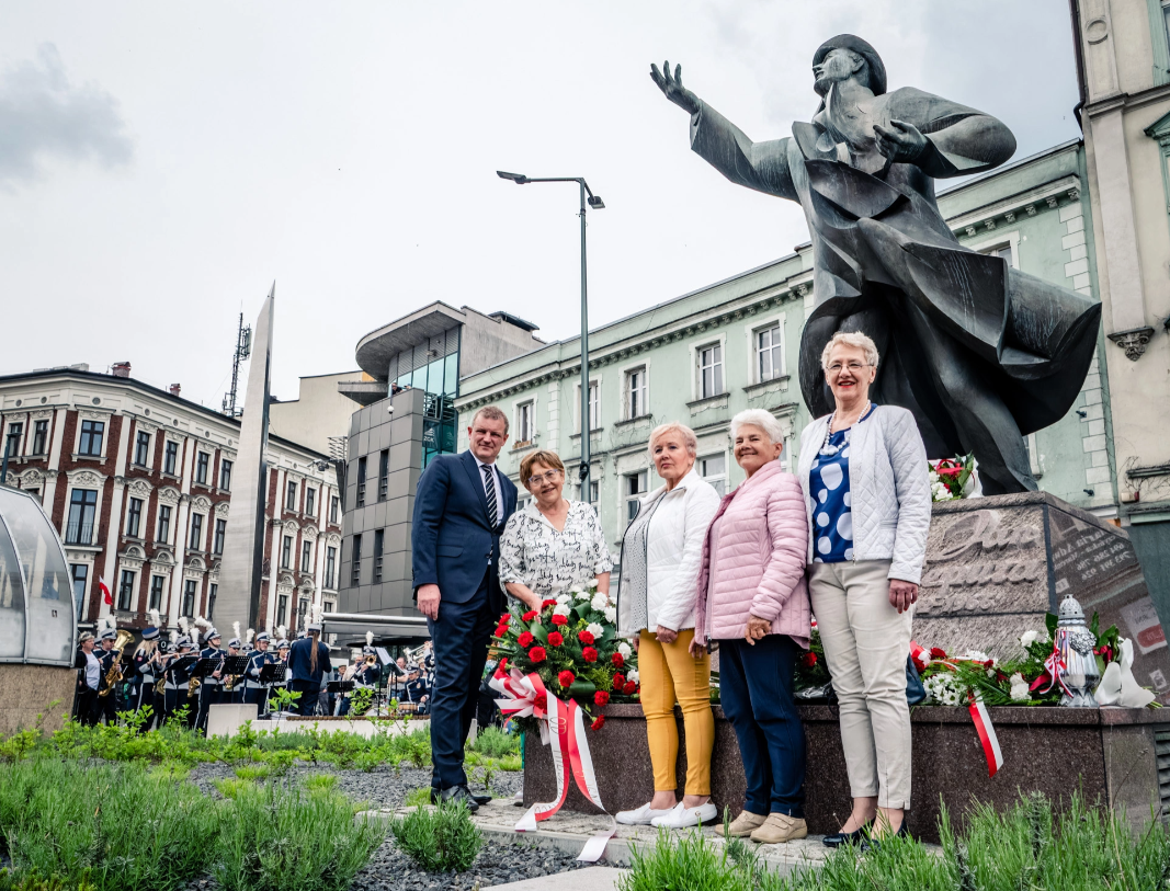 121. urodziny Jana Kiepury. Złożono kwiaty przed domem w Sosnowcu 14