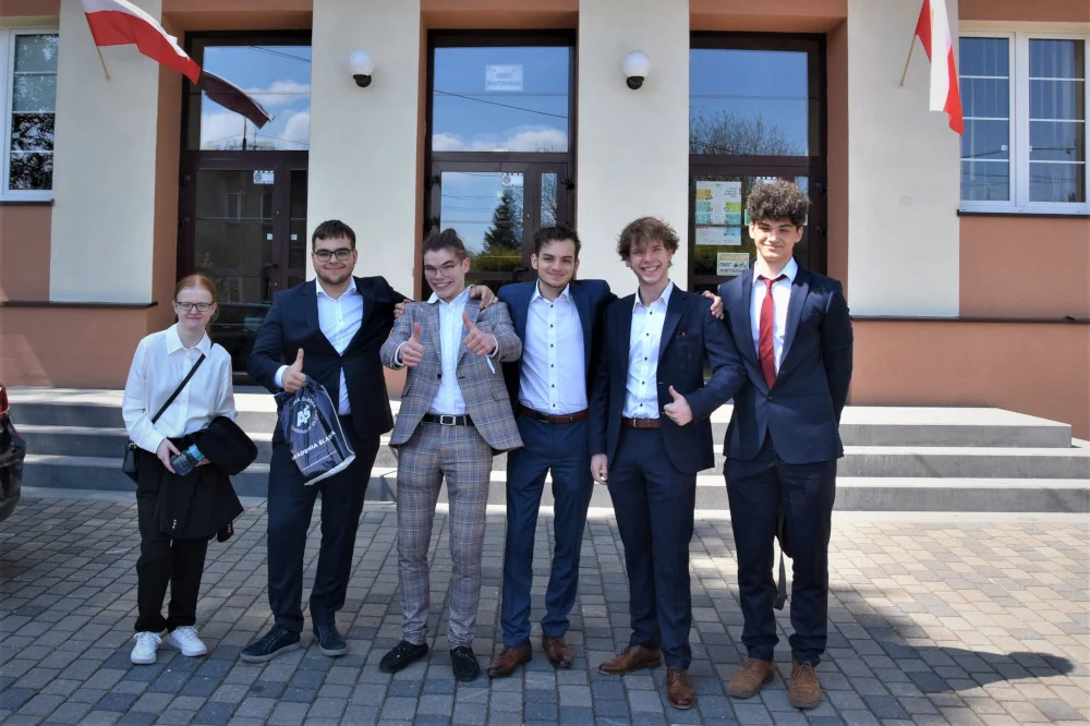 Mikołów: Wystartowały matury 2023. Maturzyści przystąpili do egzaminu z języka polskiego