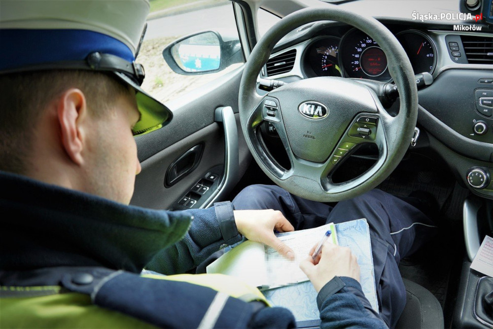Mikołów: Jechał z sądowym zakazem prowadzenia pojazdów. 24-latkowi grozi do 5 lat