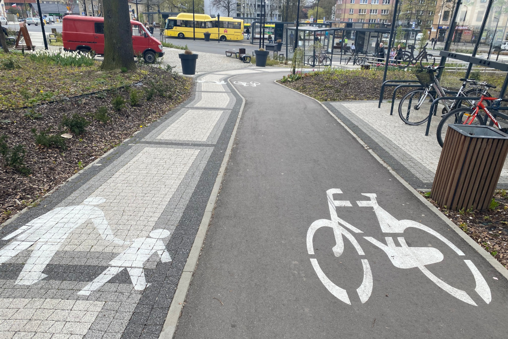 Mikołów: Ścieżki rowerowe w Centrum Przesiadkowym to pomyłka? Ostra opinia rowerzystów