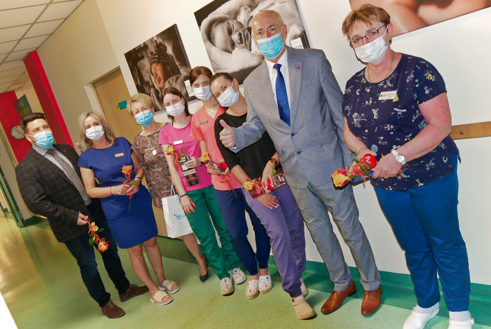 Mikołów: Władze powiatu mikołowskiego uczciły Dzień Położnej