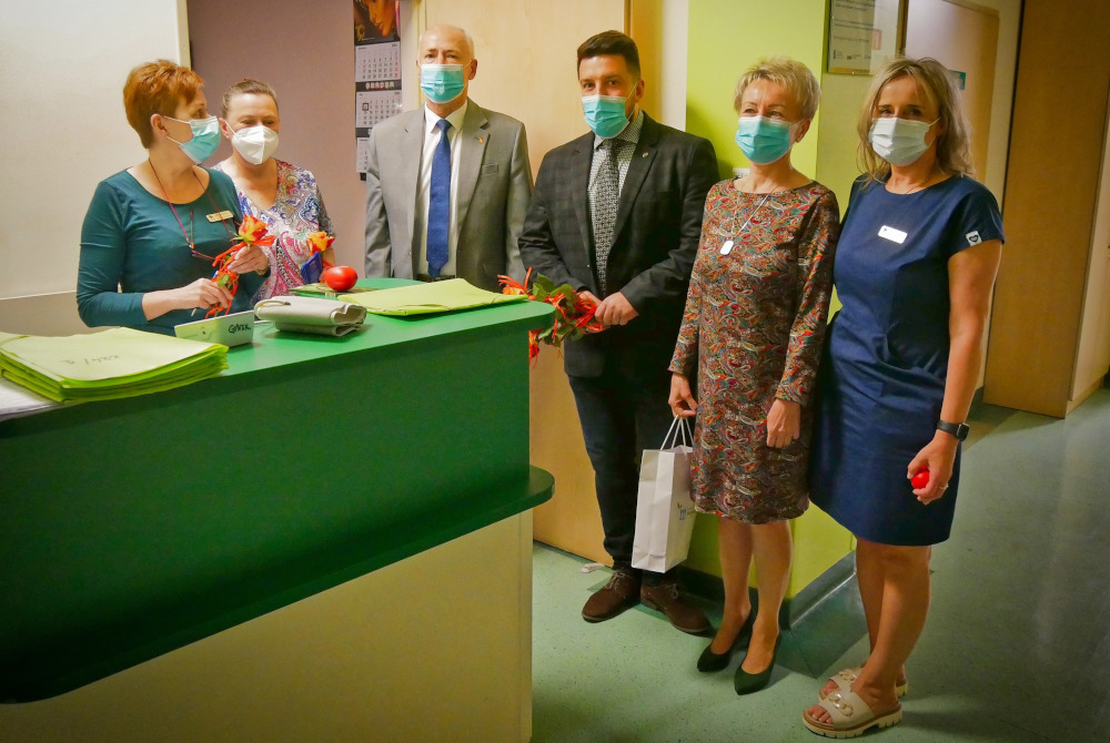 Mikołów: Władze powiatu mikołowskiego uczciły Dzień Położnej