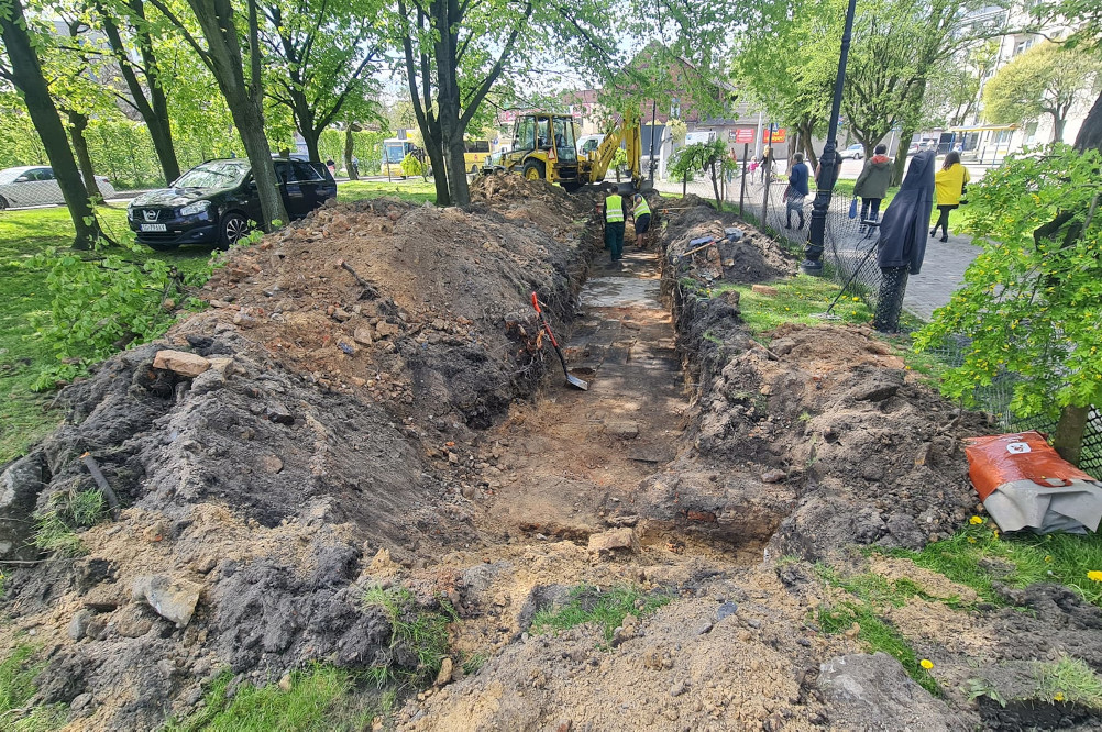 Mikołów: Prace archeologiczne przy murach synagogi. Miasto planuje postawić ławki