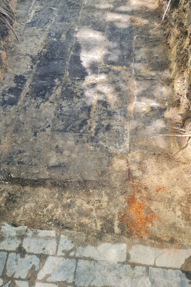 Mikołów: Prace archeologiczne przy murach synagogi. Miasto planuje postawić ławki