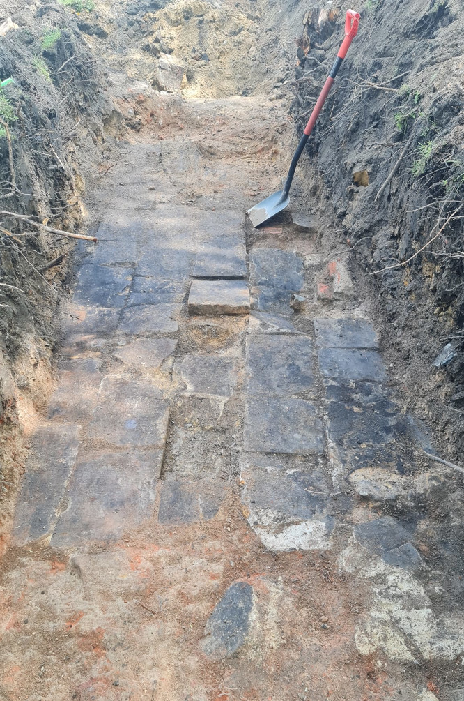 Mikołów: Prace archeologiczne przy murach synagogi. Miasto planuje postawić ławki