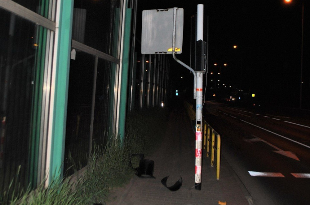Pijany agresor na "wiślance". Ofiarą 23-latka padło 8 latarni i sygnalizator świetlny
