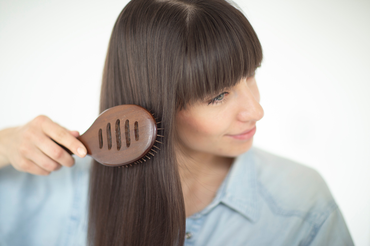 Podpowiadamy, jak oczyszczać skórę głowy, aby zniwelować łupież