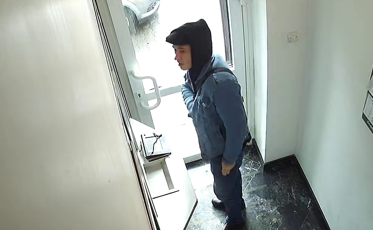 Wizerunek mężczyzny podejrzewanego o kradzież pieniędzy z lombardu. Rozpoznajesz go?