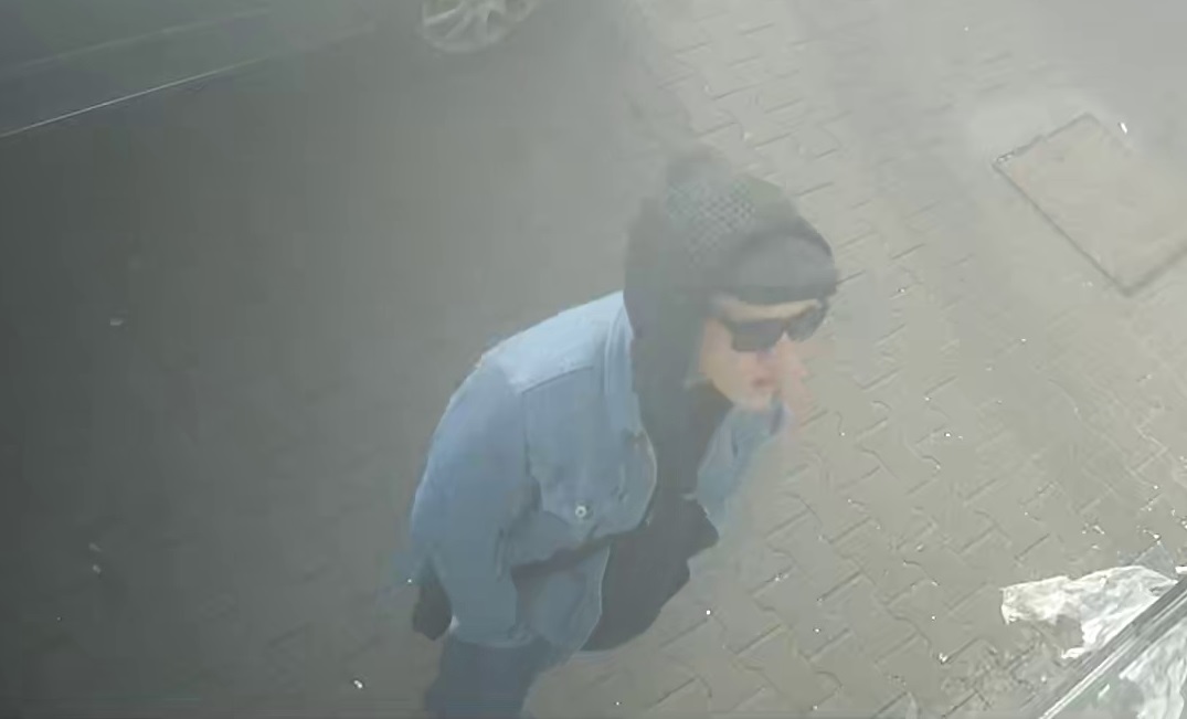 Wizerunek mężczyzny podejrzewanego o kradzież pieniędzy z lombardu. Rozpoznajesz go?