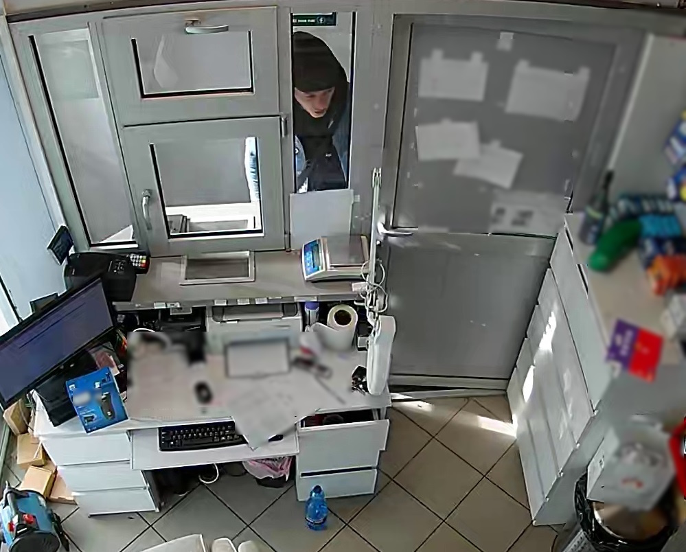 Wizerunek mężczyzny podejrzewanego o kradzież pieniędzy z lombardu. Rozpoznajesz go?