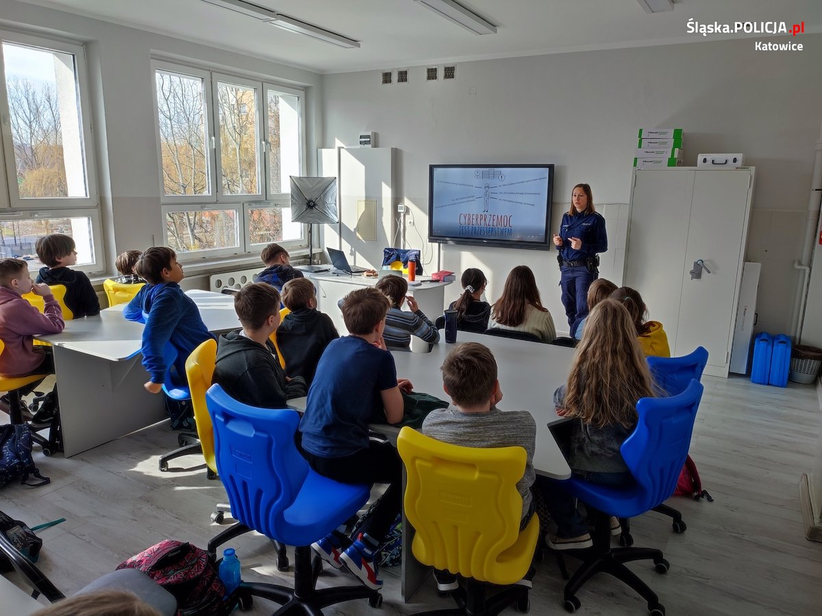 Co Twoje dziecko robi w Internecie? Katowiccy policjanci przeprowadzili cykl spotkań