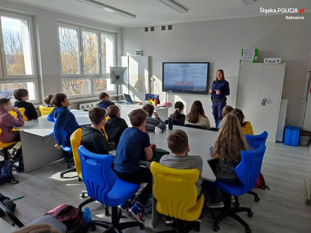 Co Twoje dziecko robi w Internecie? Katowiccy policjanci przeprowadzili cykl spotkań