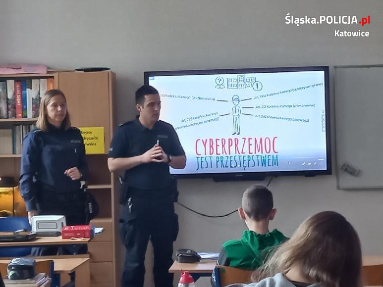 Co Twoje dziecko robi w Internecie? Katowiccy policjanci przeprowadzili cykl spotkań
