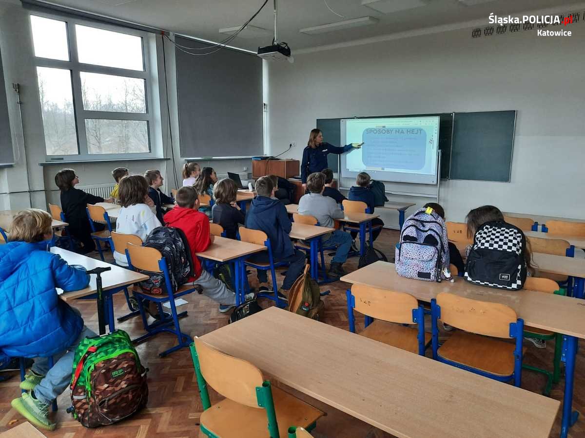 Co Twoje dziecko robi w Internecie? Katowiccy policjanci przeprowadzili cykl spotkań