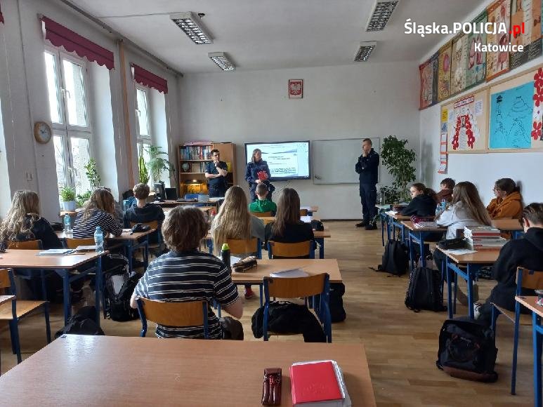 Co Twoje dziecko robi w Internecie? Katowiccy policjanci przeprowadzili cykl spotkań