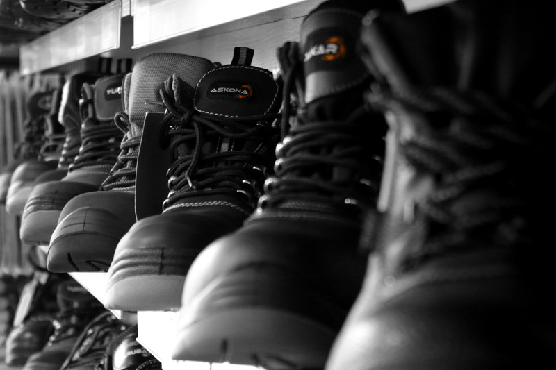 Obuwie robocze i ochronne - Jakie buty robocze kupić?