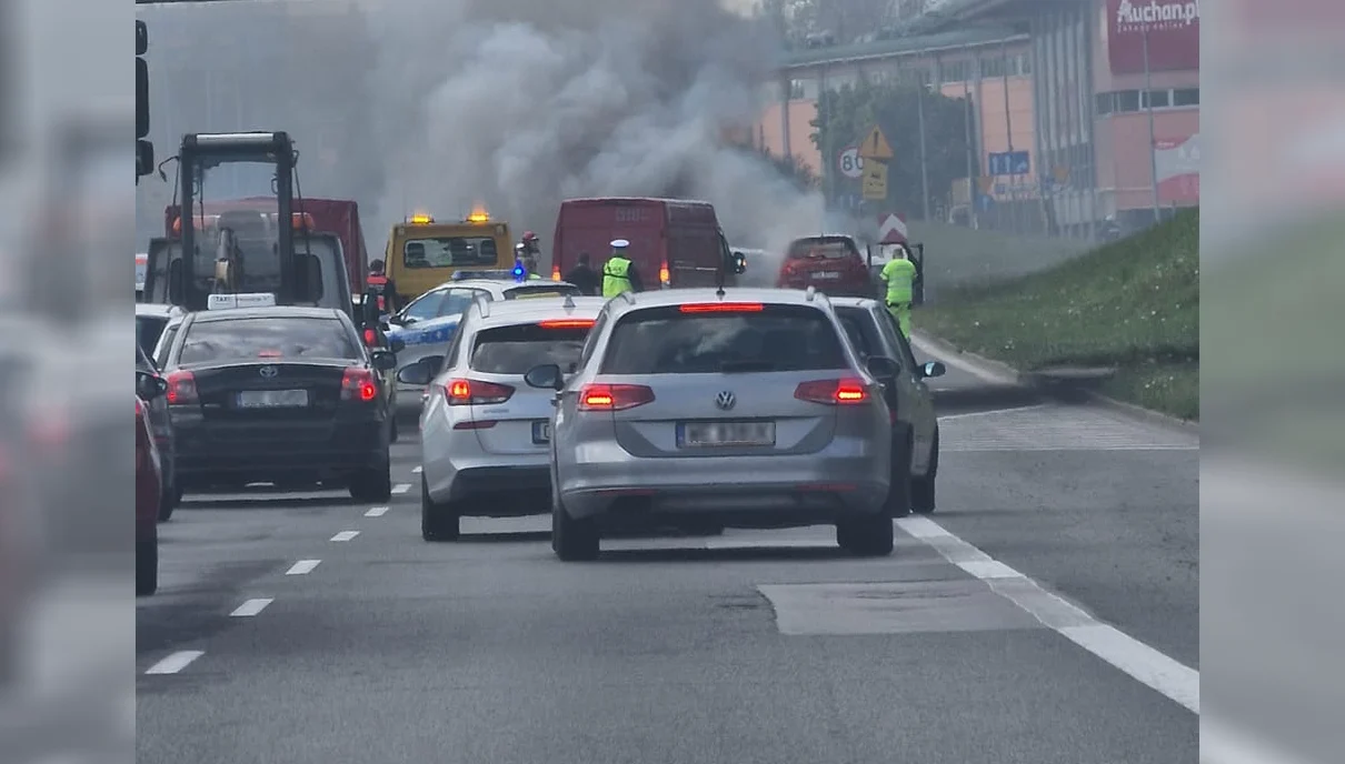 Pożar samochodu na DTŚ! Jeden pas jest zablokowany