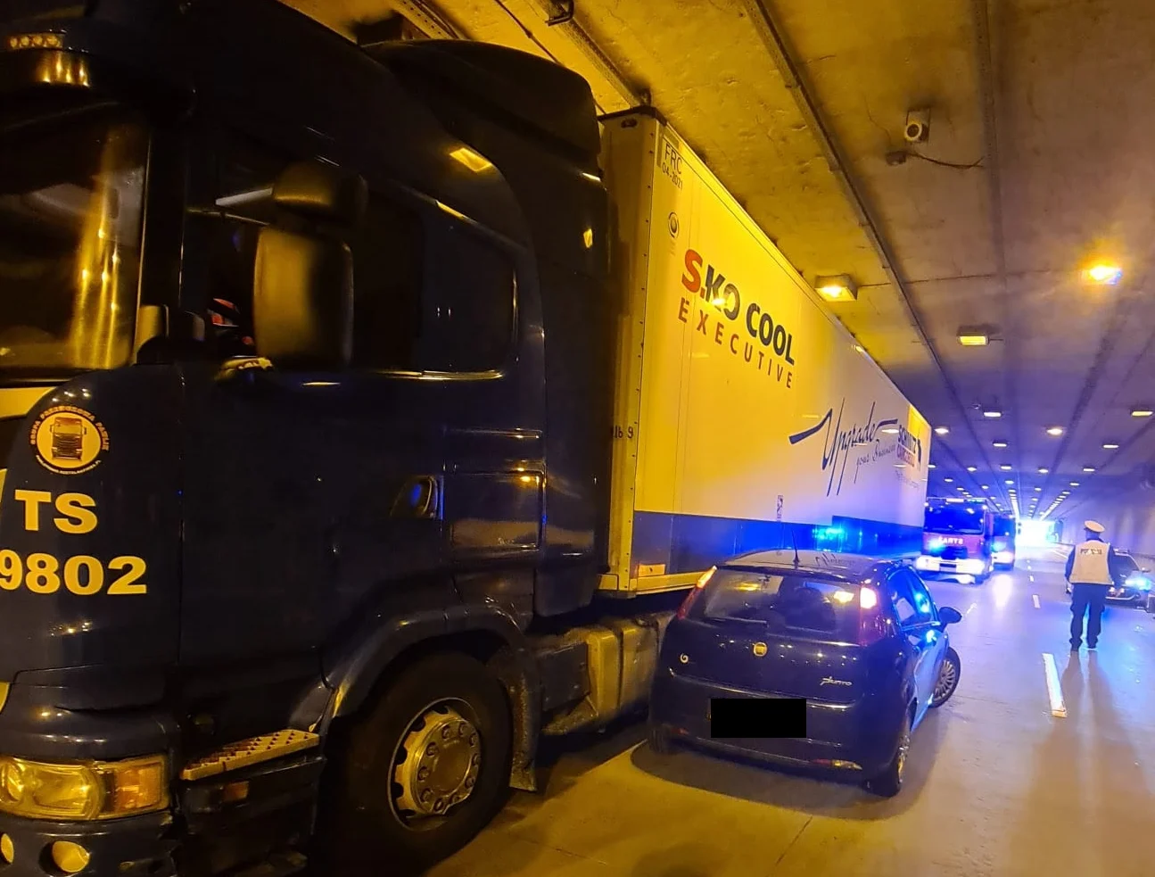 Samochód ciężarowy zderzył się z osobówką. Spore utrudnienia na DTŚ!