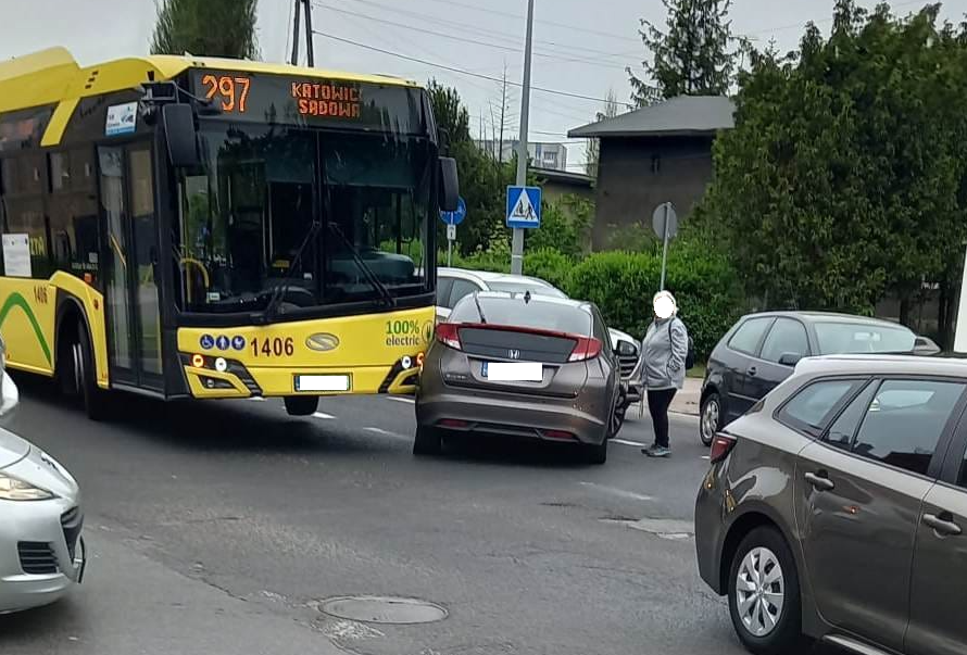 Zderzenie autobusu z samochodem osobowym! Sprawca ukarany mandatem
