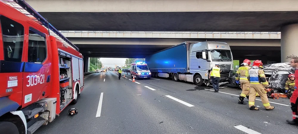 Śmiertelny wypadek w Katowicach: W wyniku zderzenia trzech pojazdów zginęła jedna osoba