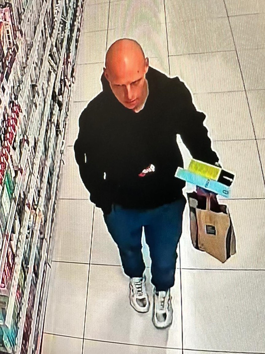 Policjanci poszukują sprawcy kradzieży szczoteczek elektrycznych z chorzowskiej drogerii